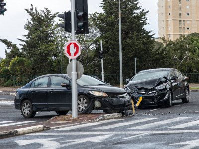 驾驶证过期期间发生交通事故，保险公司拒赔该如何处理？